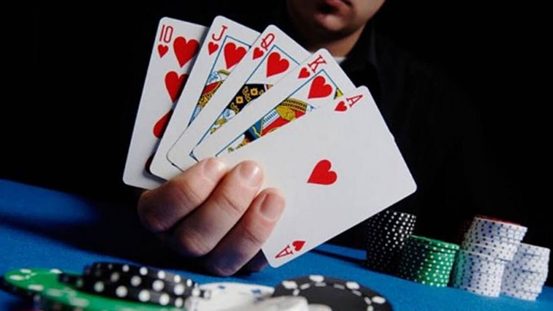 Tìm hiểu về khái niệm Bluff trong Poker là gì.
